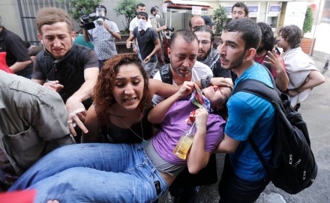 Кървави сблъсъци в Истанбул
