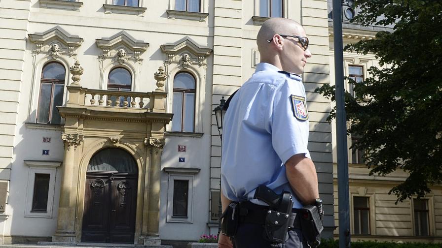 Полицай на пост пред Министерския съвет в Прага