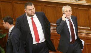 Лютви Местан и Делян Пеевски в Парламента преди Пеевски да бъде назначен за шеф на ДАНС