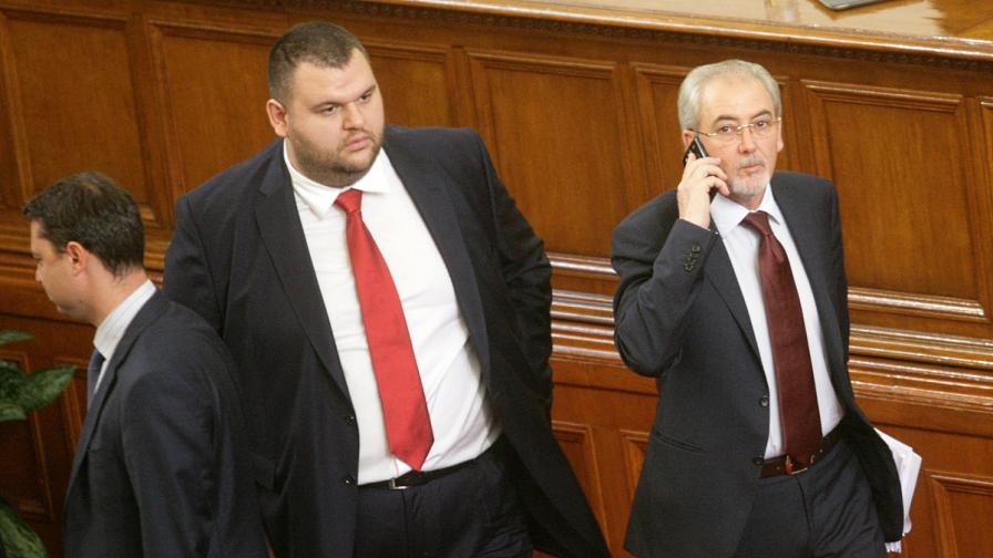 Лютви Местан и Делян Пеевски в Парламента преди Пеевски да бъде назначен за шеф на ДАНС