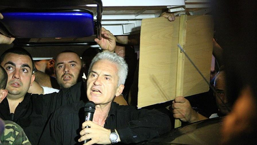 Лидерът на 'Атака' Волен Сидеров, предпазван от свои активисти със столове и маси