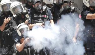 Турската полиция свършвала запасите от газ