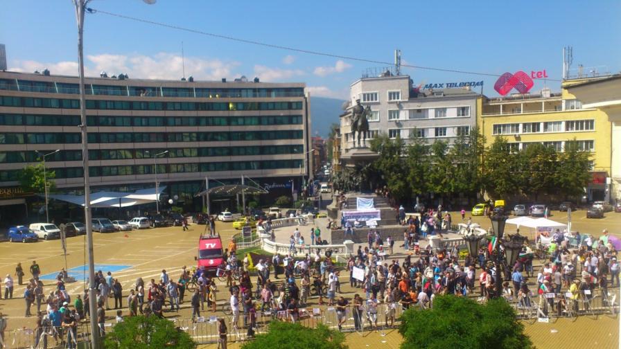 Полицията изтласка протестиращите от столичните булеварди