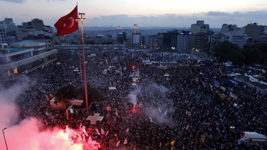 Кадър от един от протестите срещу турския премиер