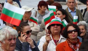 Скандиращите в подкрепа на кабинета "Орешарски" пред НДК