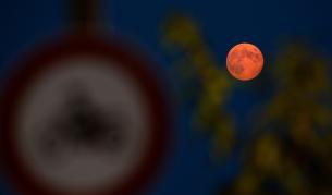 Земята е имала две луни?