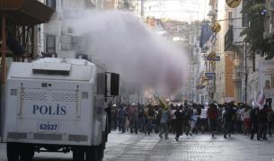 Полицията в Истанбул отново разпръсква протестиращи