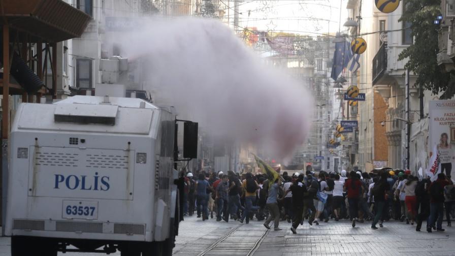 Полицията в Истанбул отново разпръсква протестиращи