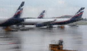 В момента Сноудън живее в транзитната зона на московско летище