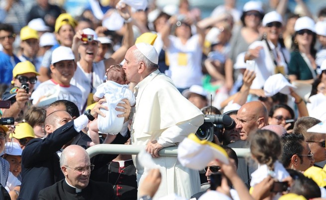 Папа Франциск затяга санкциите при злоупотреби с малолетни
