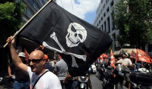 Общински служители проестират пред министерството на вътрешните работи в Атина