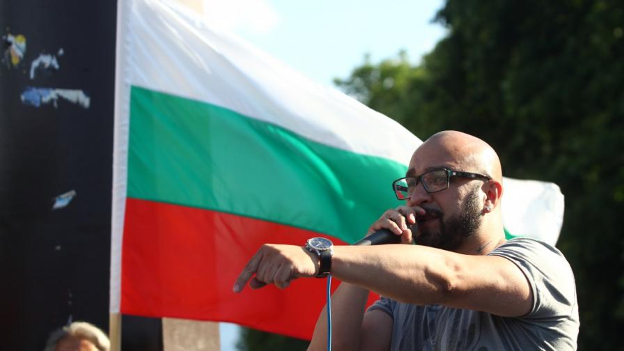 През последните дни главен оратор на т.нар. контрапротест - в подкрепа на правителството на Орешарски - е специално пристигналият от Варна рапър Мишо Шамара