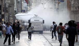 Турската полиция разпръсква със сълзотворен газ протест в Истанбул