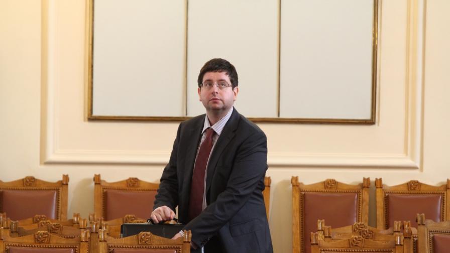 Финансовият министър Петър Чобанов в Народното събрание