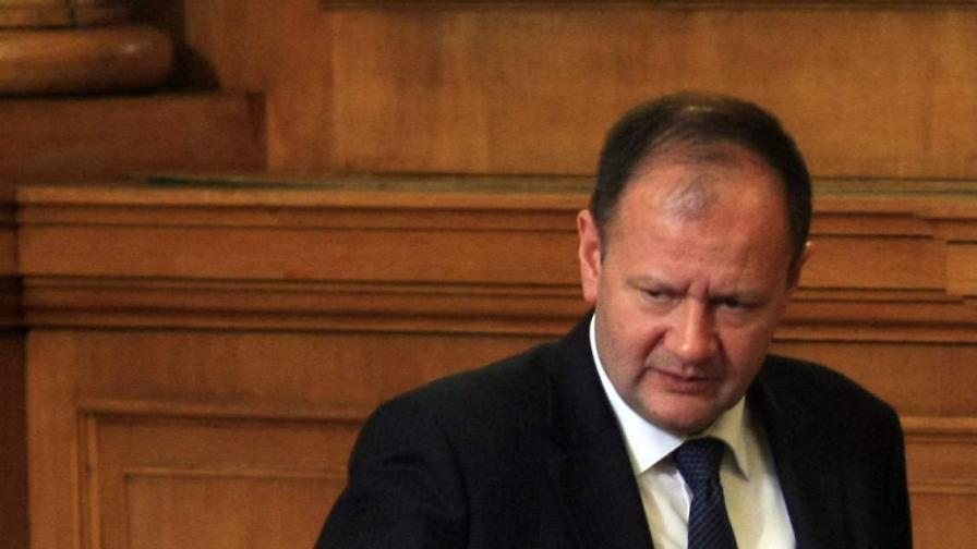 Миков насрочи обсъждане на искането на оставката му