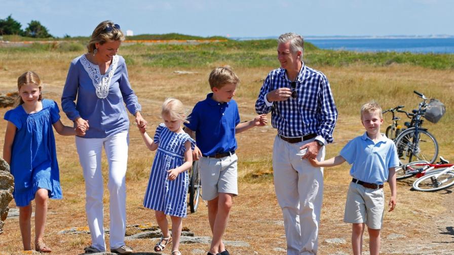 Белгийското кралско семейство - крал Филип, кралица Матилда и четирите им деца - почиват на френския остров Île d’Yeu в Атлантическия океан