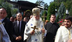 Премиерът Пламен Орешарски бе днес в Троянския манастир за празника на Св. Богородица