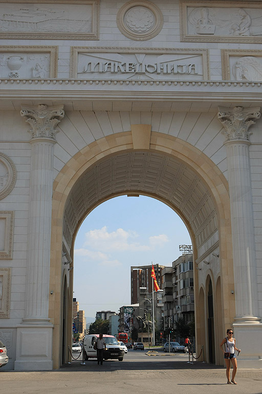 От няколко години насам основно занимание на туристите в Скопие е да откриват какви нови статуи и съоръжения са изникнали в македонската столица в рамките на проект за придаване на по-класически вид на града.