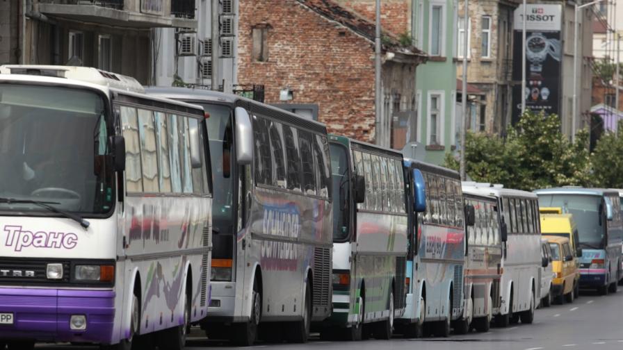 Десетки автобуси бяха паркирани на столичния булевард "Тодор Александров"
