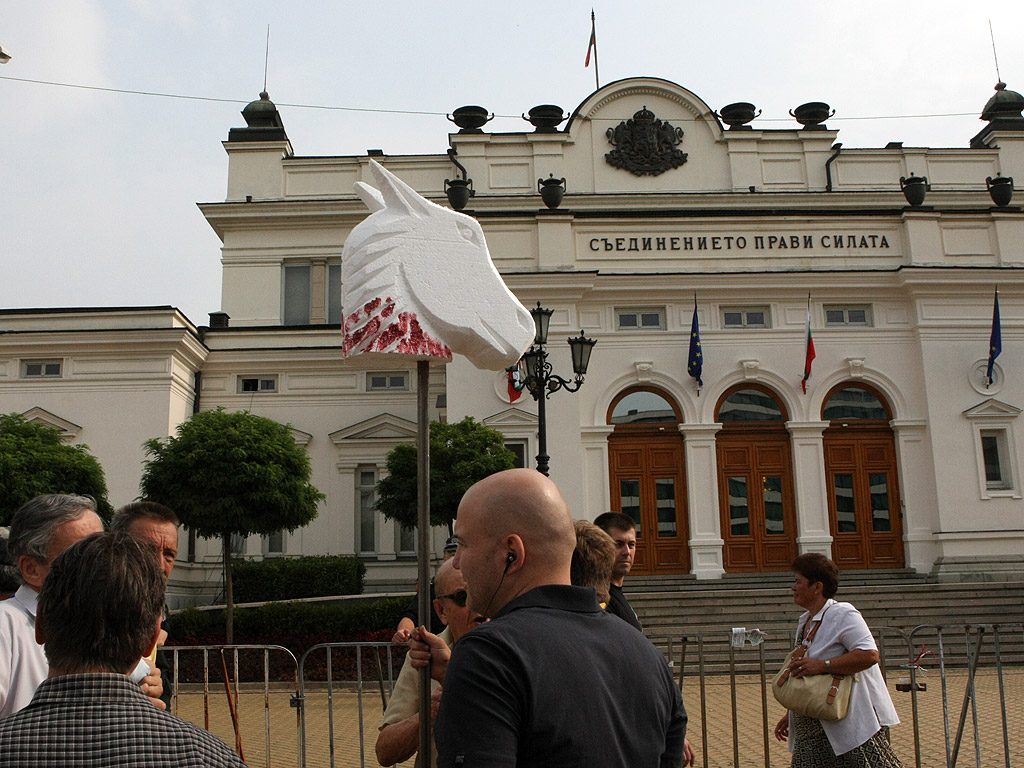 Протестиращи и контрапротестиращи около сградата на парламента. Те са разделени от  полицейски кордони, за да се избегнат сблъсъци.