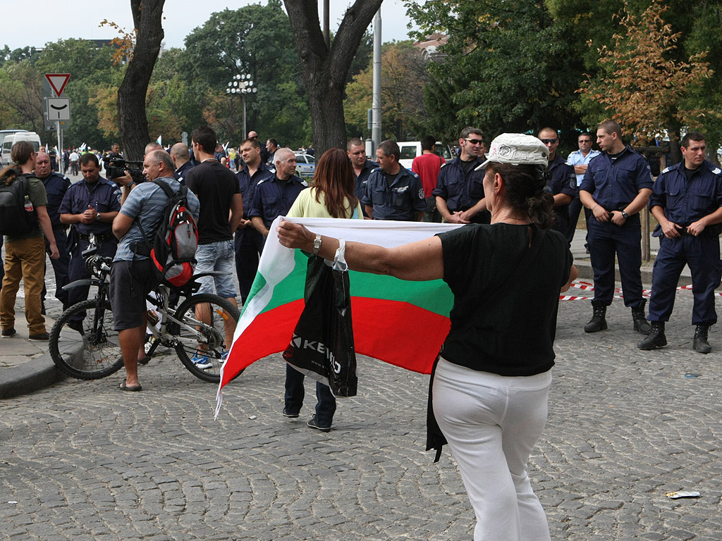 Протестиращи и контрапротестиращи около сградата на парламента. Те са разделени от  полицейски кордони, за да се избегнат сблъсъци.