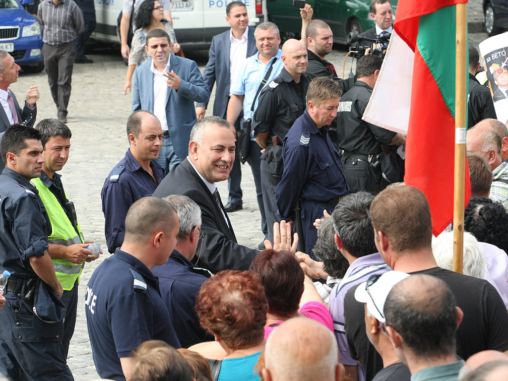 Протестиращи и контрапротестиращи около сградата на парламента. Те са разделени от  полицейски кордони, за да се избегнат сблъсъци.