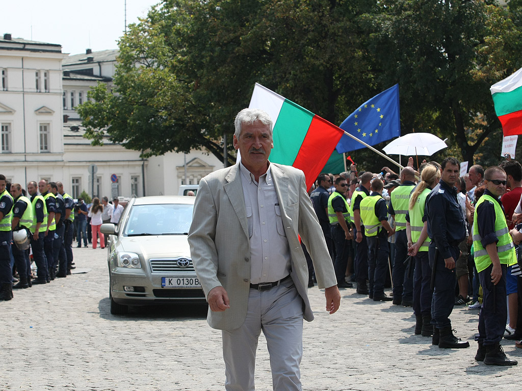 Протестиращи и контрапротестиращи около сградата на парламента. Те са разделени от  полицейски кордони, за да се избегнат сблъсъци.