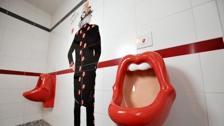 Тоалетна с устни - като за първа среща