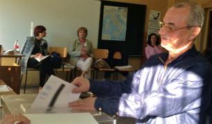 Едно от последните появявания на публично място на Ахмед Доган бе по време на парламентарните избори през май