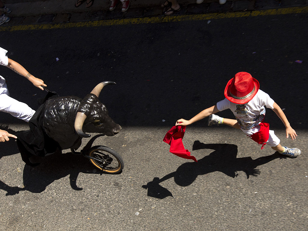 Всъщност "голямото тичане" не е само едно – в много испански градове се организират различни събития, свързани с доказване на мъжество пред... гората на бикове. Освен така известната корида, има много надбягвания, които се изразяват в тичане пред стадо бикове по тесни улички, и дори прескачания на рогатите животни.