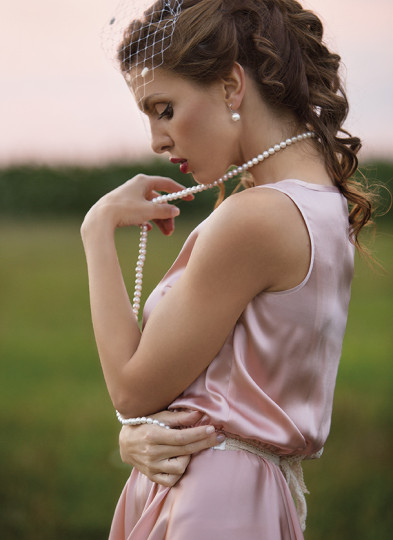 Новият брой на сп. "Булка" отправя поглед и към визията на булката за есента и за 2014 г. Моделът Кристина Нестерова представя различни красиви модели на сватбени рокли, бижута и аксесоари