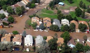 Снимките, направени от хеликоптер, показват, че градовете
Джеймстаун, Лайънс и Лонгмънт са се превърнали в острови