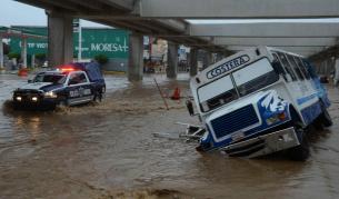 Две тропически бури удариха Мексико и взеха 50 жертви