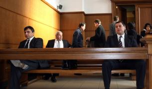 В съдебната зала - Людмил Стойков (л), Марио Николов (д). Фотография от март 2010 г.