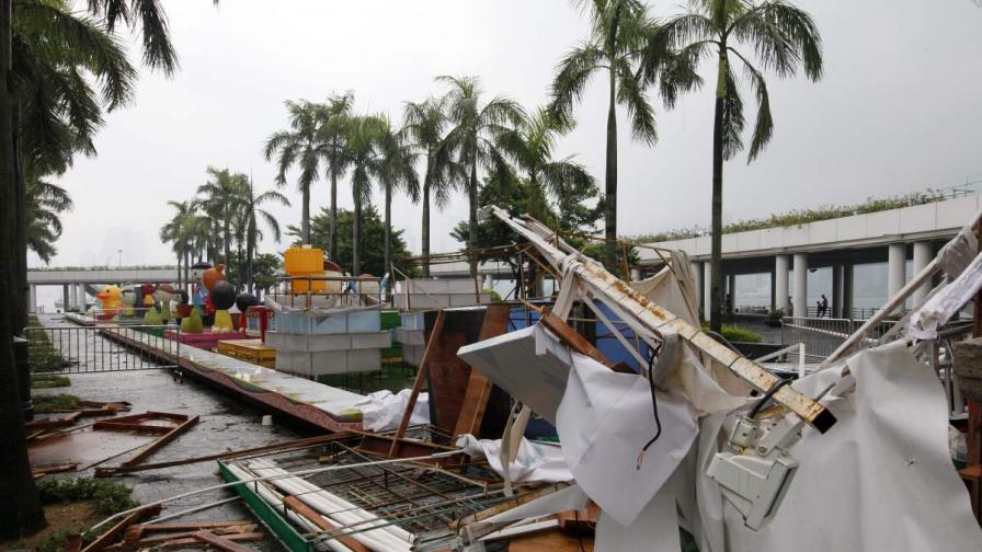 Щети, нанесени от тайфуна Усаги, най-мощната тропическа буря в света за тази година