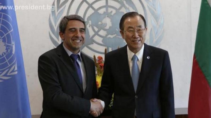 Генералният секретар на ООН "изрази своята

признателност за щедростта на България към сирийските кандидати за убежище"

и увери държавния глава, че ООН следи внимателно ситуацията у нас