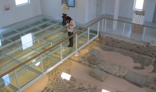 Условията за разглеждане на мозайките в Малката базиилика са уникални