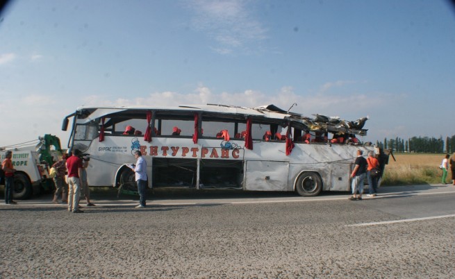 Адвокати поискаха експертиза за автобуса-убиец на АМ 