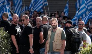 Неколкостотин поддръжници на гръцката крайнодясна партия 
"Златна зора" се събраха пред полицейското управление, 
скандирайки лозунги и размахвайки гръцки знамена, след като 
полицията арестува по-рано лидера на партията и над десет 
високопоставени партийни членове и депутати