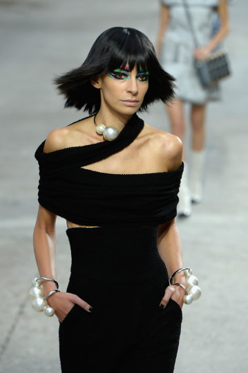Карл Лагерфелд представи новата колекция на Chanel за пролет/лято 2014 по време на Седмицата на модата в Париж. Според него новите модели съчетават класическия силует на Chanel с десетките цветове на калейдоскопа, за да изградят перфектния синхрон между класиката и младежкото излъчване.