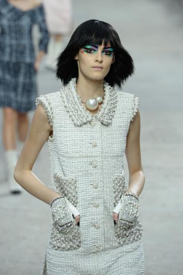 Карл Лагерфелд представи новата колекция на Chanel за пролет/лято 2014 по време на Седмицата на модата в Париж. Според него новите модели съчетават класическия силует на Chanel с десетките цветове на калейдоскопа, за да изградят перфектния синхрон между класиката и младежкото излъчване.