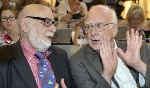 Франсоа Енглер (вляво) и Питър Хигс