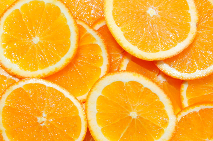 <p><strong>Портокали &ndash; 47 калории / 100 г</strong></p>

<p>Съдържат фитохимикали, които предпазват от рак, богати са на цитрусови лимоноиди, които доказано се борят с редица разновидности на рака. Чаша портокалов сок на ден би ви помогнал за предотвратяване на бъбречни заболявания и образуването на камъни.</p>

<p>Портокалите са пълни с разтворими фибри, с което са изключително полезни при понижаване на холестерола. Богати са и на витамин С и успешно се борят срещу вирусни инфекции. <strong>Съдържат и картиноиди, които се превръщат във витамин А и помагат за доброто здраве на очите и защитават зрението.</strong></p>