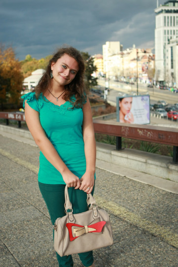 Елица Илиева - с чаровна усмивка и блуза от Terranova. Елица учи в софийската професионална гимназия "Джон Атанасов"