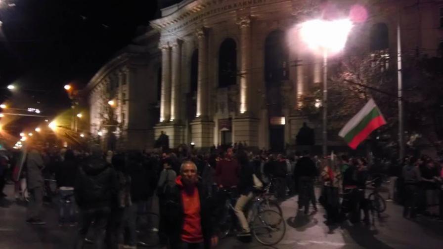 Над 1000 протестиращи почетоха Левски