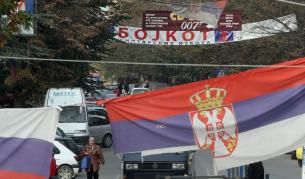 Улиците на Косовска Митровица са покрити с призиви за бойкот на изборите