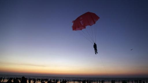  Парашутист се бори за живота си след рухване 
