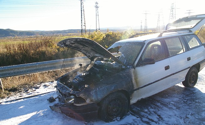 Автомобил пламна в движение