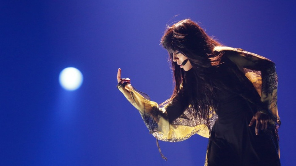 Лорийн по време на изпълнението на песента "Еуфория" на финала на "Евровизия 2012"