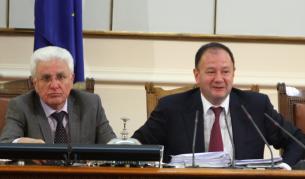 Христо Бисеров (л) до председателя на Парламента Михаил Миков